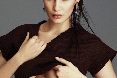 Người mẫu Mỹ vén áo táo bạo