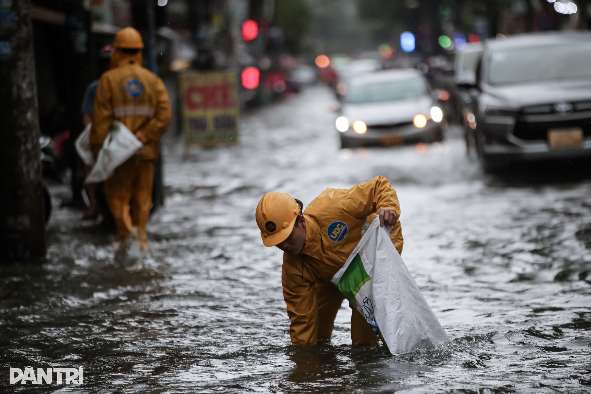Nhiều tuyến đường biến thành sông sau mưa lớn ở TPHCM - 5