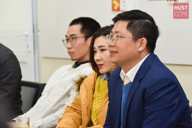 Cựu sinh viên Bách khoa Hà Nội hỗ trợ trường sản xuất dung dịch sát khuẩn