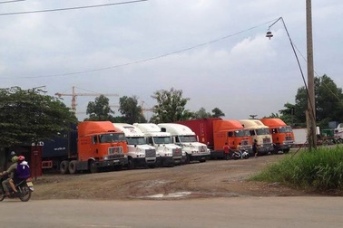 Tài xế lùi xe, phụ xe chết tại chỗ