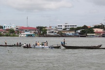 Va chạm với sà lan 500 tấn, 3 mẹ con mất tích trên sông Hậu