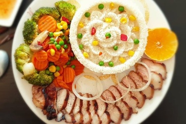 Ông bố đảm đang nấu cơm ngon mà lại đẹp mắt như ở nhà hàng