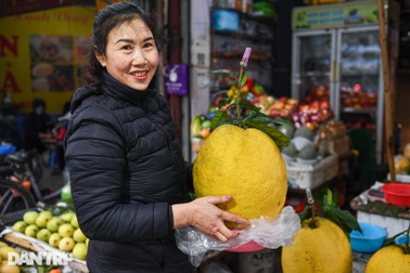 Bòng khổng lồ nặng 10kg, giá cả triệu đồng/quả "hút" khách chơi Tết