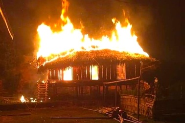 Bắt nghịch tử đuổi chém bố mẹ, châm lửa đốt nhà