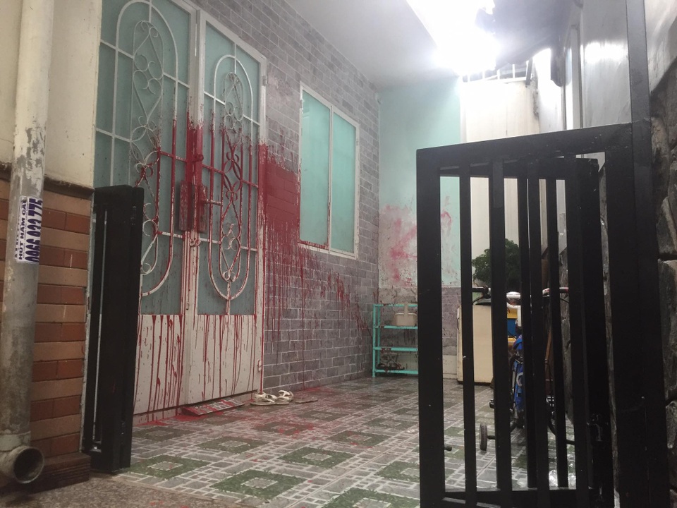 Treo băng rôn xin giang hồ đừng tạt sơn, mắm tôm đòi nợ oan - 3 Treo băng rôn xin giang hồ đừng tạt sơn, mắm tôm đòi nợ oan - 3
