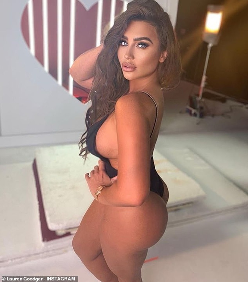 Lauren Goodger phản pháo khi bị chỉ trích vì chụp ảnh nude - 1 Lauren Goodger phản pháo khi bị chỉ trích vì chụp ảnh nude - 1