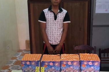 Từ Hưng Yên vào Nghệ An đi buôn pháo bị bắt