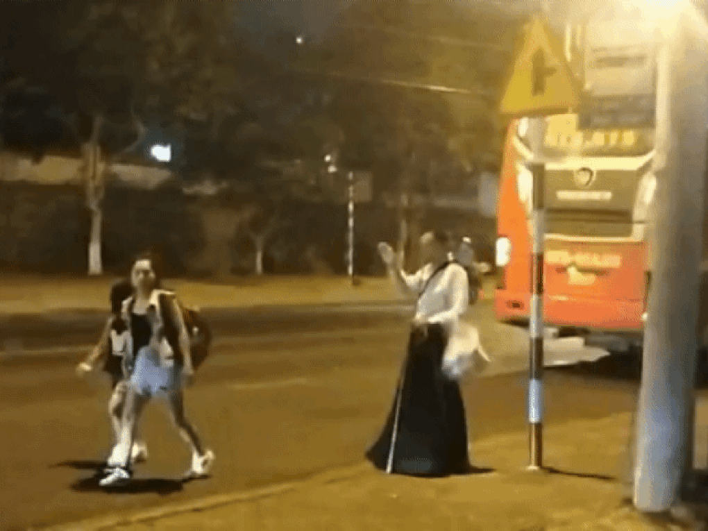 Người khiếm thị bán chổi bị tài xế xe buýt liên tục làm lơ - 2