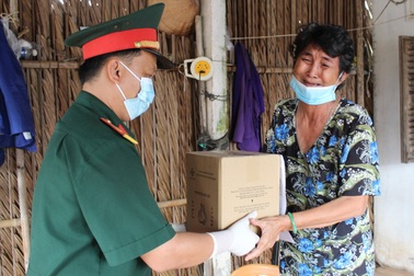 Bà mẹ miền Tây nhận tro cốt: "Cuối cùng con nó cũng về nhà nhưng đau quá!"