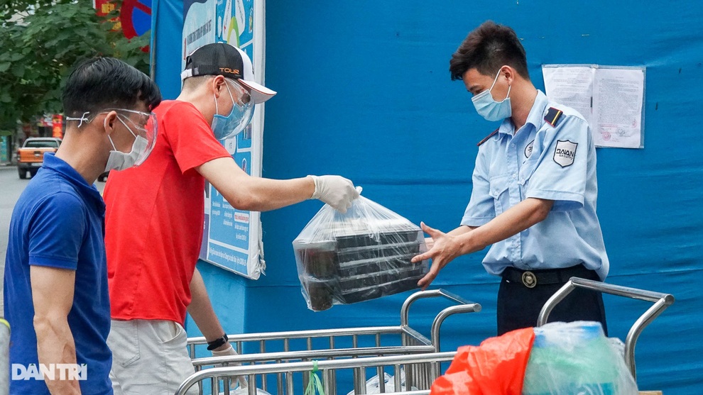 Phải đóng cửa vì dịch, ông chủ quán thịt dê Hà Nội mở bếp ăn 0 đồng - 10 Phải đóng cửa vì dịch, ông chủ quán thịt dê Hà Nội mở bếp ăn 0 đồng - 10