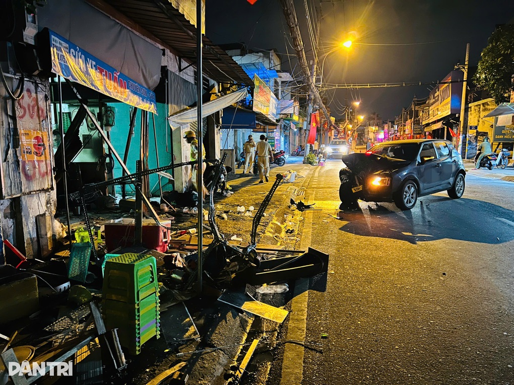 Taxi công nghệ gây tai nạn liên hoàn trên vỉa hè, 2 người bị thương ở TPHCM - 2 Taxi công nghệ gây tai nạn liên hoàn trên vỉa hè, 2 người bị thương ở TPHCM - 2