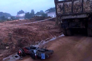 Xe ben vận chuyển đất trái phép tông xe công an, mở đường tẩu thoát