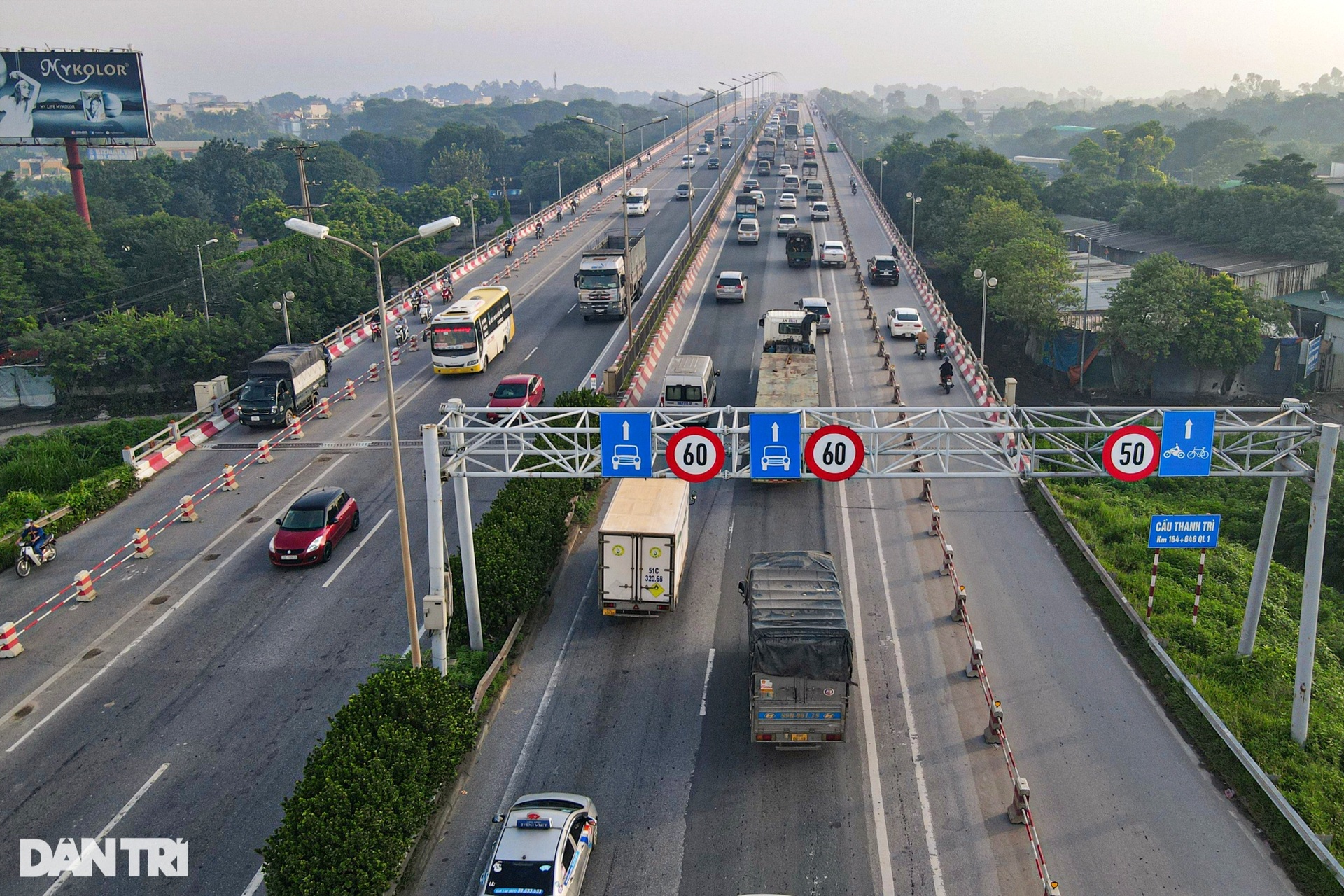 Tài xế ôtô lúng túng đi sai đường sau khi thu hẹp làn hỗn hợp cầu Thanh Trì - 1 Tài xế ôtô lúng túng đi sai đường sau khi thu hẹp làn hỗn hợp cầu Thanh Trì - 1