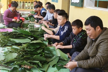 Thầy cô bớt tiền lương gói bánh chưng tặng học sinh nghèo ăn Tết