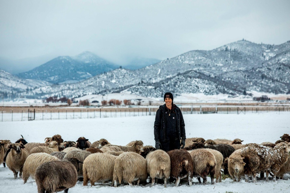 Gia đình doanh nhân thành đạt về quê, lên mạng học làm nông dân - 7