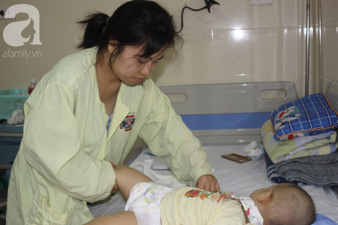 Bố bỏ rơi, người mẹ ôm con trai 18 tháng tuổi bị ung thư võng mạc đi tìm ánh sáng - Ảnh 9. Bố bỏ rơi, người mẹ ôm con trai 18 tháng tuổi bị ung thư võng mạc đi tìm ánh sáng - Ảnh 9.