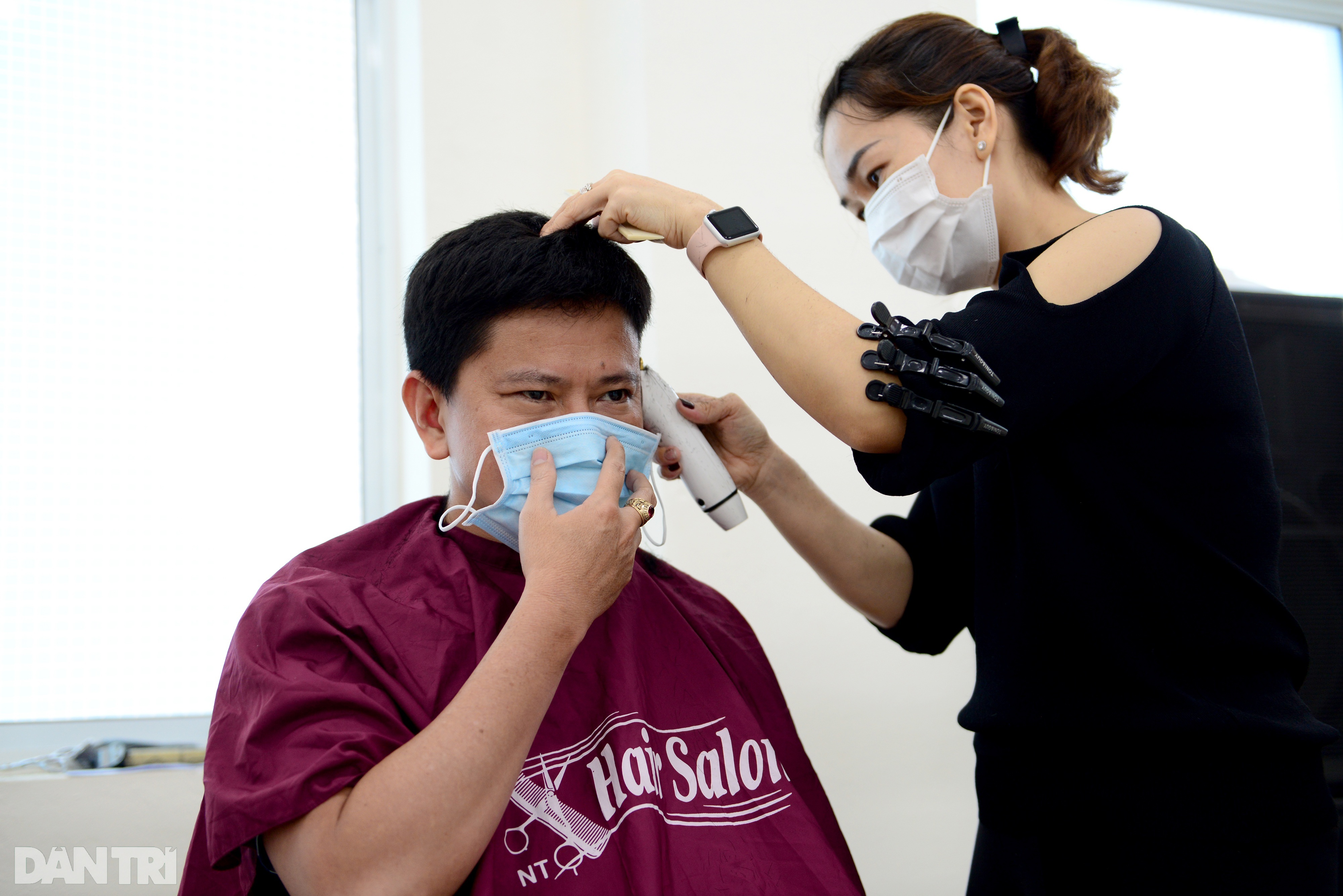 Y bác sĩ Bệnh viện Chợ Rẫy được cắt tóc miễn phí trong mùa dịch - 3 Y bác sĩ Bệnh viện Chợ Rẫy được cắt tóc miễn phí trong mùa dịch - 3