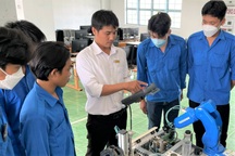 Thầy giáo trẻ rời quê, bỏ công ty thủy sản lập nghiệp trường nghề