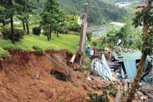 Taluy cao 5m đổ ập xuống nhà dân ở Đà Lạt