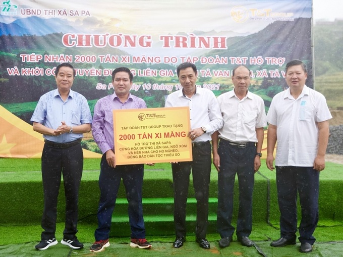 Ông Nguyễn Anh Tuấn, Phó Tổng Giám đốc Tập đoàn T&T Group trao tặng 2.000 tấn xi măng cho ông Vương Trinh Quốc, Chủ tịch UBND thị xã Sa Pa.