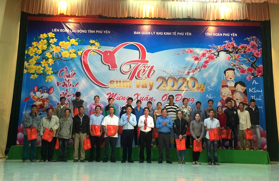 Phú Yên: Trao 550 suất quà cho người lao động vui đón Tết Nguyên đán - 1 Phú Yên: Trao 550 suất quà cho người lao động vui đón Tết Nguyên đán - 1