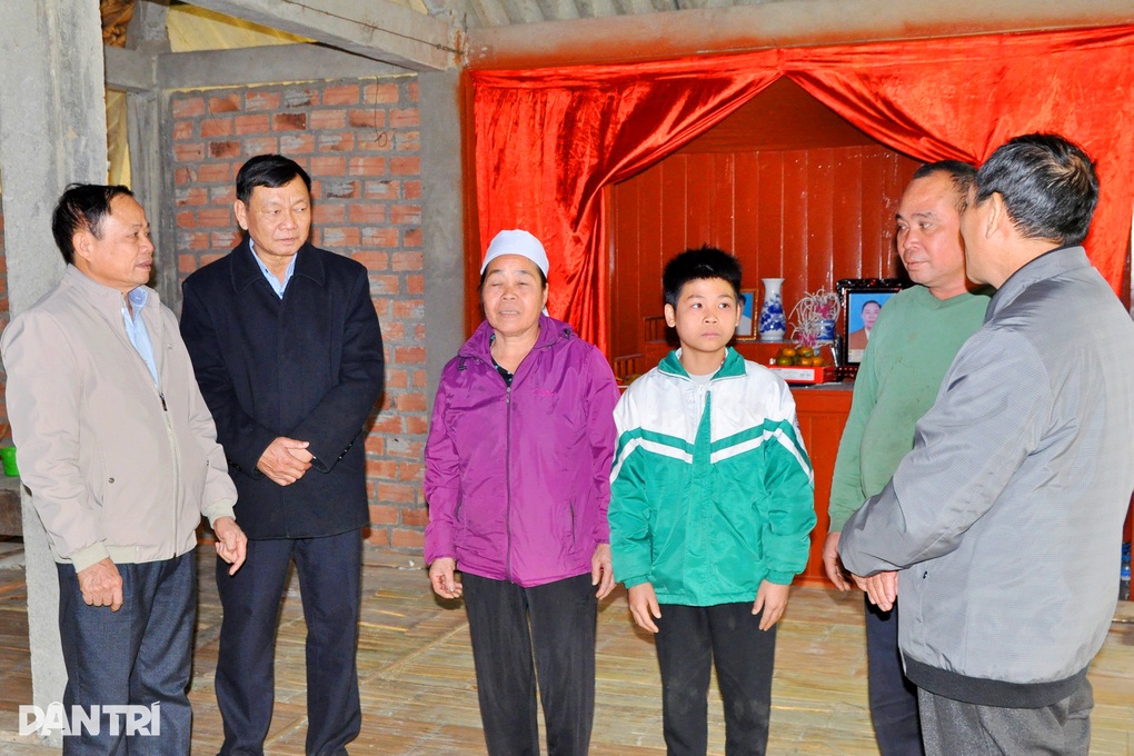 Trao hơn 356 triệu đồng đến cậu bé Mạnh Quang mồ côi bị bệnh thận - 3 Trao hơn 356 triệu đồng đến cậu bé Mạnh Quang mồ côi bị bệnh thận - 3