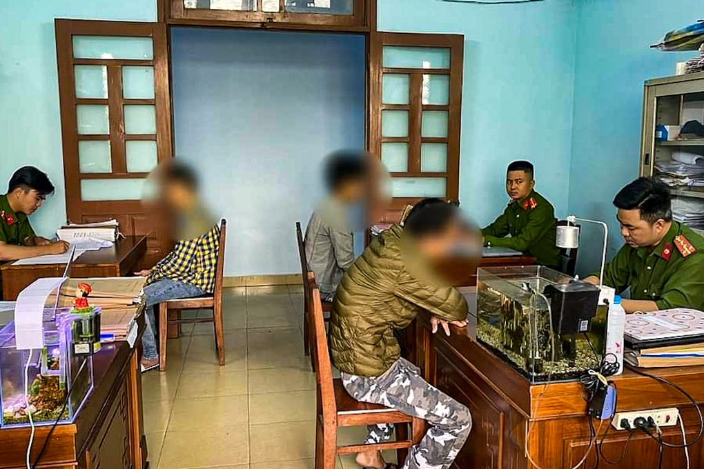 Triệu tập 3 đối tượng hành hung nữ gác chắn tàu - 1 Triệu tập 3 đối tượng hành hung nữ gác chắn tàu - 1