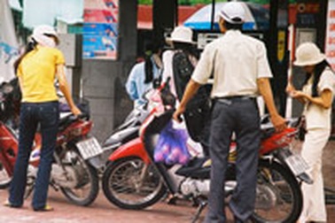 Tiếp tục tăng thuế nhập khẩu xăng lên 20%