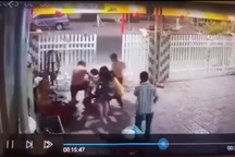 Rượu vào, hai cán bộ công an xông vào nhà đánh dân