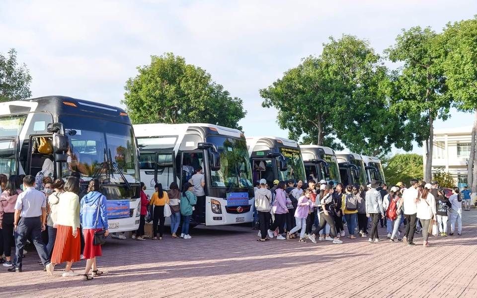 400 sinh viên náo nức về quê ăn Tết bằng “chuyến xe 0 đồng” - 2 400 sinh viên náo nức về quê ăn Tết bằng “chuyến xe 0 đồng” - 2