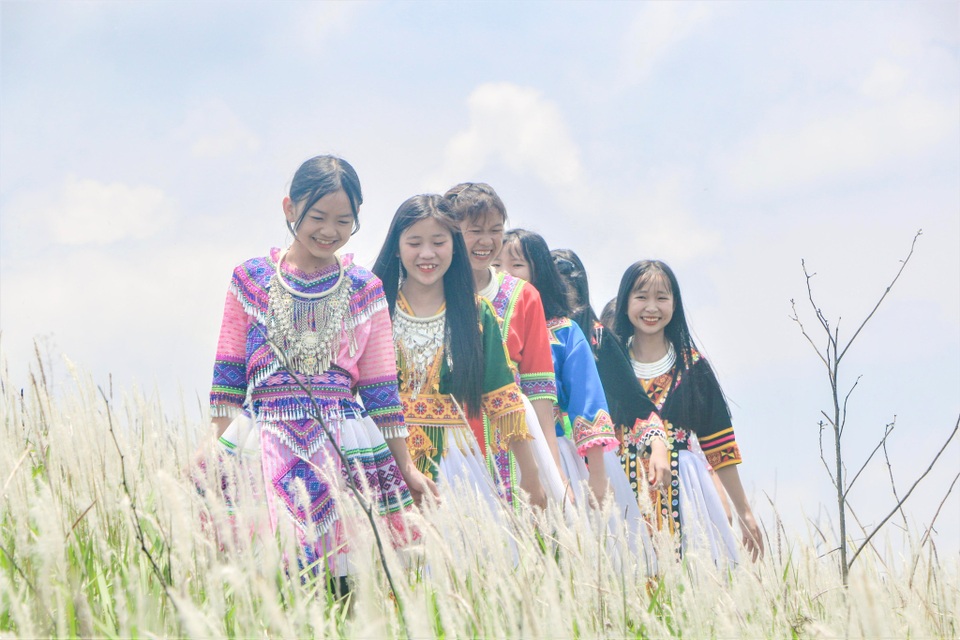 Thiếu nữ HMông khoe sắc xinh đẹp bên đồi cỏ tranh trắng muốt Đắk Nông - 7 Thiếu nữ HMông khoe sắc xinh đẹp bên đồi cỏ tranh trắng muốt Đắk Nông - 7