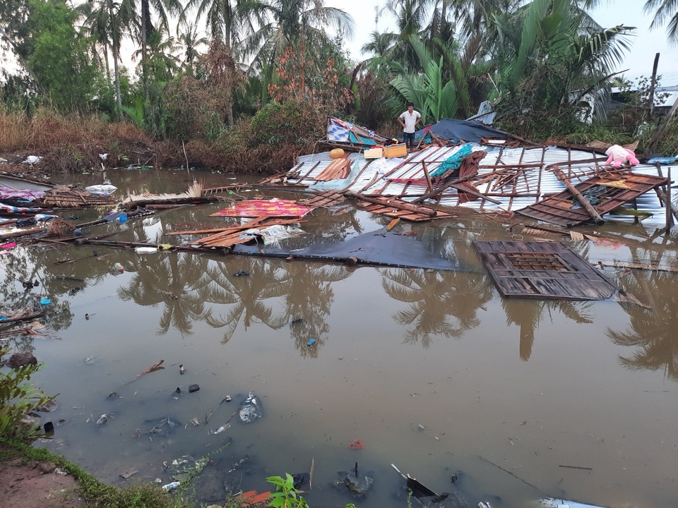 Lốc xoáy quét qua, cuốn phăng hàng chục căn nhà - 1 Lốc xoáy quét qua, cuốn phăng hàng chục căn nhà - 1