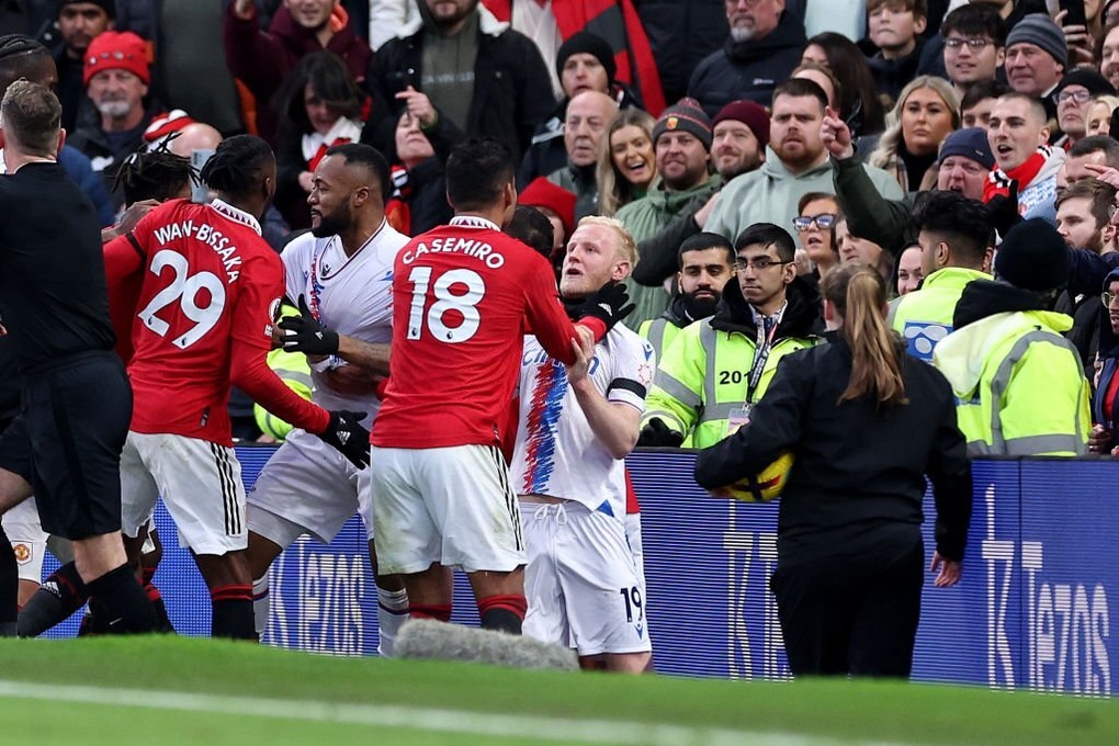 Casemiro bị đuổi, Man Utd vất vả giành 3 điểm trước Crystal Palace - 4 Casemiro bị đuổi, Man Utd vất vả giành 3 điểm trước Crystal Palace - 4