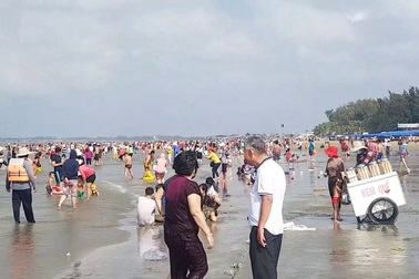 Biển Long Hải đầu năm mới đông nghịt người tới tắm lấy hên