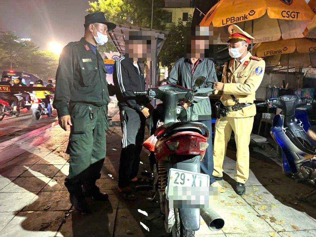 Hai đối tượng vừa trộm cắp xe máy thì bị CSGT Hà Nội bắt giữ - 1 Hai đối tượng vừa trộm cắp xe máy thì bị CSGT Hà Nội bắt giữ - 1