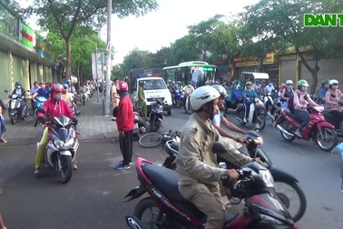 Bà bán xôi dạo chết thương tâm dưới bánh xe tải