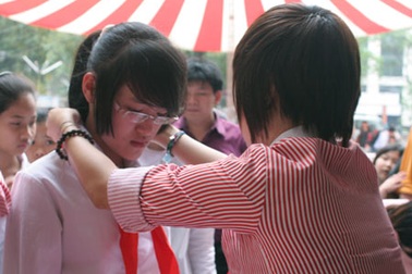 “Khăn quàng đỏ” tới trường cùng HS nghèo vượt khó