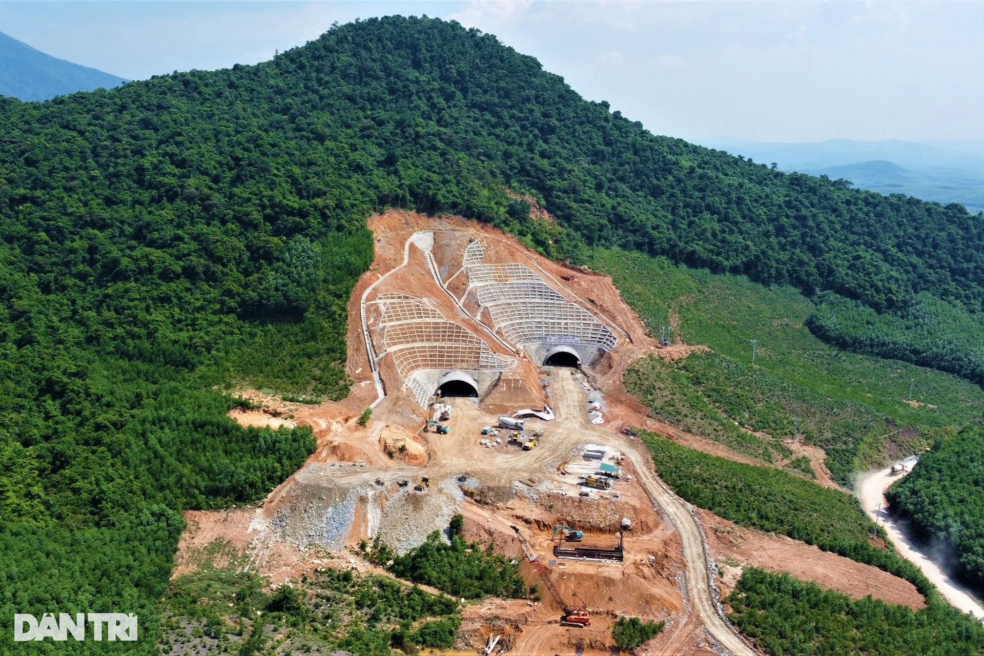 Công nhân không nghỉ lễ 2/9, khoét núi thi công hầm cao tốc Bắc - Nam - 2 Công nhân không nghỉ lễ 2/9, khoét núi thi công hầm cao tốc Bắc - Nam - 2