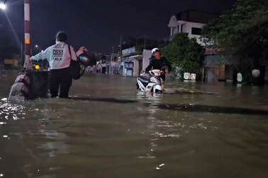 Hàng quán đóng cửa, tài xế phải quay đầu vì lũ dâng cao ở Lâm Đồng