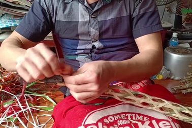 Thợ làm hàng mã "tăng ca" cho kịp ngày tiễn ông Công, ông Táo