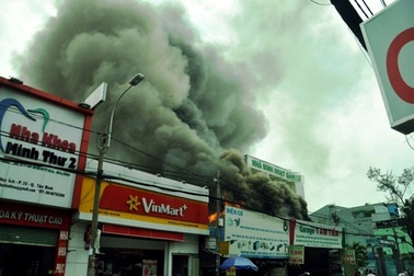 Garage ô tô bốc cháy ngùn ngụt giữa trưa