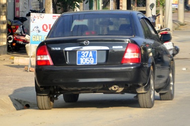 Đem xe công vụ cho bạn... mượn suốt 2 năm