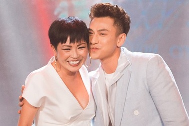 Isaac tình tứ cùng đàn chị Phương Thanh trên sân khấu