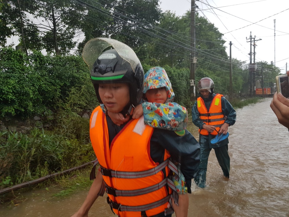 Nước dâng bất ngờ, người dân hối hả chạy lũ - 5 Nước dâng bất ngờ, người dân hối hả chạy lũ - 5