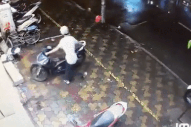 Trộm xe máy bất thành trước cửa hàng thời trang ở TPHCM