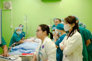 Điều đặc biệt đến với bác sĩ thông tim bào thai cứu con sản phụ Singapore