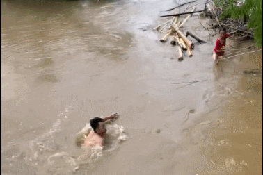 Lời kể của "người hùng" cứu bé gái chới với giữa dòng nước xiết