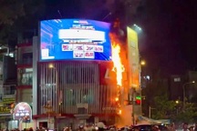 Cháy cửa hàng bán đồ ăn nhanh ở TPHCM