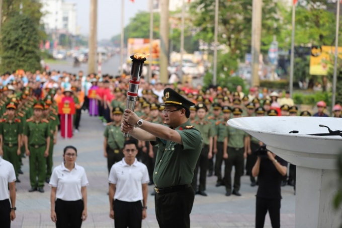 Đại tá Nguyễn Thanh Tuấn - Giám đốc Công an tỉnh Thừa Thiên Huế thắp sáng ngọn đuốc Đại hội 