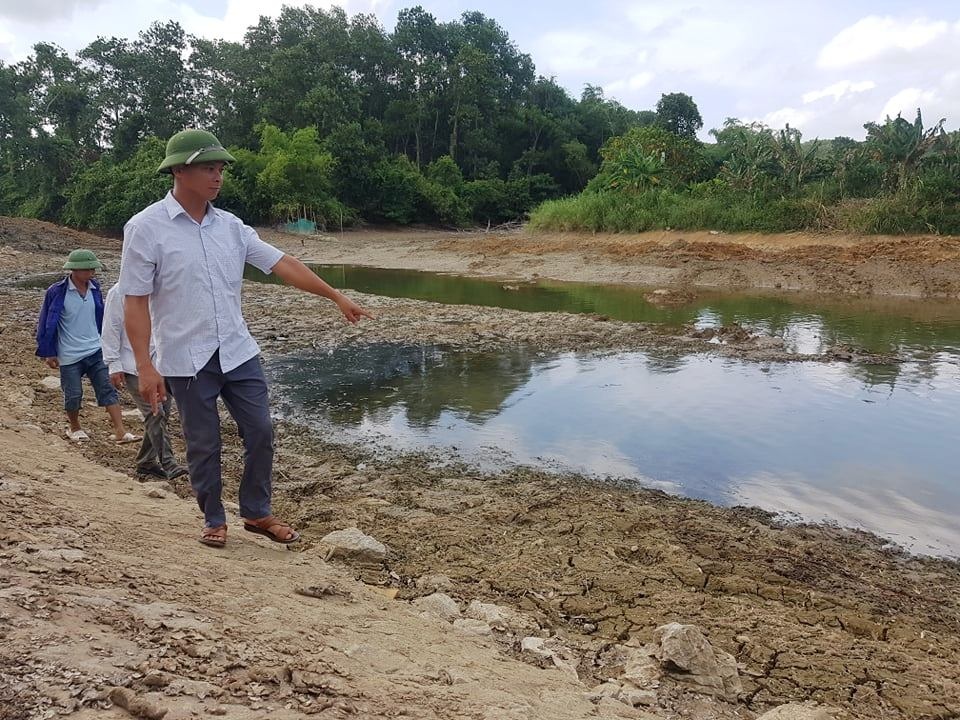 Ruộng nứt nẻ, lúa khô cháy, nông dân căng mình chống hạn - 3 Ruộng nứt nẻ, lúa khô cháy, nông dân căng mình chống hạn - 3